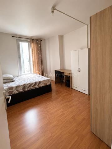 En exclusivité dans secteur recherché proche toutes commodités et charmante PETITE COPROPRIETE sécurisée et bien entretenue.
Au 1er Etage, Appartement 2P de 31m² environ : entrée - séjour - cuisine - chambre - salle d'eau/wc.
Au Rdc sur élevé : Petit Local : possibilité rangement poussette ou autres...
Au Sous-Sol : Cave. (Rénovation des caves en cours).
Appartement en location bail d'1 An. (fin 01.10.2026). Loyer mensuel : 850€ Charges comprises (100€). Taxe Foncière : 672€.
Idéal INVESTISSEURS, Taux rentabilité brute : 8,87% / Rentabilité nette (hors charges de copropriété non récupérables) : 7,24 %.
Idéal également, pour primo accédants, jeunes couples...
Faire vite !! Au plaisir pour une visite. Conseillère à votre écoute 7j/7.