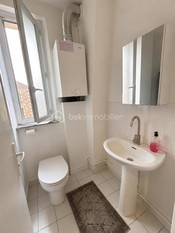 En exclusivité dans secteur recherché proche toutes commodités et charmante PETITE COPROPRIETE sécurisée et bien entretenue.
Au 1er Etage, Appartement 2P de 31m² environ : entrée - séjour - cuisine - chambre - salle d'eau/wc.
Au Rdc sur élevé : Petit Local : possibilité rangement poussette ou autres...
Au Sous-Sol : Cave. (Rénovation des caves en cours).
Appartement en location bail d'1 An. (fin 01.10.2026). Loyer mensuel : 850€ Charges comprises (100€). Taxe Foncière : 672€.
Idéal INVESTISSEURS, Taux rentabilité brute : 8,87% / Rentabilité nette (hors charges de copropriété non récupérables) : 7,24 %.
Idéal également, pour primo accédants, jeunes couples...
Faire vite !! Au plaisir pour une visite. Conseillère à votre écoute 7j/7.