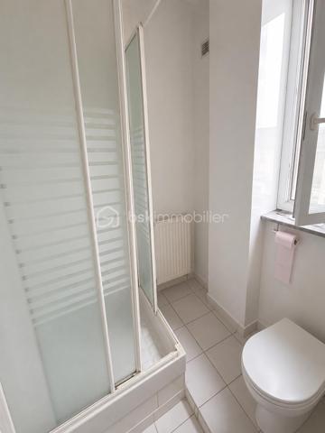En exclusivité dans secteur recherché proche toutes commodités et charmante PETITE COPROPRIETE sécurisée et bien entretenue.
Au 1er Etage, Appartement 2P de 31m² environ : entrée - séjour - cuisine - chambre - salle d'eau/wc.
Au Rdc sur élevé : Petit Local : possibilité rangement poussette ou autres...
Au Sous-Sol : Cave. (Rénovation des caves en cours).
Appartement en location bail d'1 An. (fin 01.10.2026). Loyer mensuel : 850€ Charges comprises (100€). Taxe Foncière : 672€.
Idéal INVESTISSEURS, Taux rentabilité brute : 8,87% / Rentabilité nette (hors charges de copropriété non récupérables) : 7,24 %.
Idéal également, pour primo accédants, jeunes couples...
Faire vite !! Au plaisir pour une visite. Conseillère à votre écoute 7j/7.