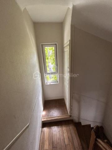 En exclusivité dans secteur recherché proche toutes commodités et charmante PETITE COPROPRIETE sécurisée et bien entretenue.
Au 1er Etage, Appartement 2P de 31m² environ : entrée - séjour - cuisine - chambre - salle d'eau/wc.
Au Rdc sur élevé : Petit Local : possibilité rangement poussette ou autres...
Au Sous-Sol : Cave. (Rénovation des caves en cours).
Appartement en location bail d'1 An. (fin 01.10.2026). Loyer mensuel : 850€ Charges comprises (100€). Taxe Foncière : 672€.
Idéal INVESTISSEURS, Taux rentabilité brute : 8,87% / Rentabilité nette (hors charges de copropriété non récupérables) : 7,24 %.
Idéal également, pour primo accédants, jeunes couples...
Faire vite !! Au plaisir pour une visite. Conseillère à votre écoute 7j/7.