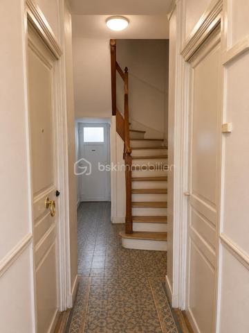 En exclusivité dans secteur recherché proche toutes commodités et charmante PETITE COPROPRIETE sécurisée et bien entretenue.
Au 1er Etage, Appartement 2P de 31m² environ : entrée - séjour - cuisine - chambre - salle d'eau/wc.
Au Rdc sur élevé : Petit Local : possibilité rangement poussette ou autres...
Au Sous-Sol : Cave. (Rénovation des caves en cours).
Appartement en location bail d'1 An. (fin 01.10.2026). Loyer mensuel : 850€ Charges comprises (100€). Taxe Foncière : 672€.
Idéal INVESTISSEURS, Taux rentabilité brute : 8,87% / Rentabilité nette (hors charges de copropriété non récupérables) : 7,24 %.
Idéal également, pour primo accédants, jeunes couples...
Faire vite !! Au plaisir pour une visite. Conseillère à votre écoute 7j/7.