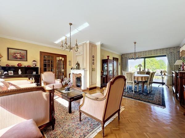Maison individuelle de 208m2 avec 5 chambres, sous sol complet sur terrain de 1352m2