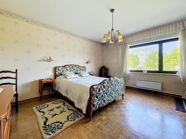 Maison individuelle de 208m2 avec 5 chambres, sous sol complet sur terrain de 1352m2