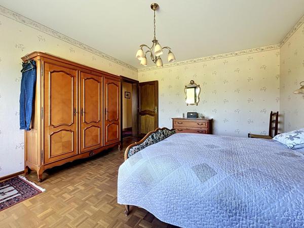 Maison individuelle de 208m2 avec 5 chambres, sous sol complet sur terrain de 1352m2