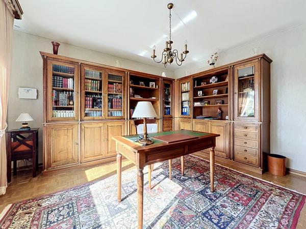Maison individuelle de 208m2 avec 5 chambres, sous sol complet sur terrain de 1352m2