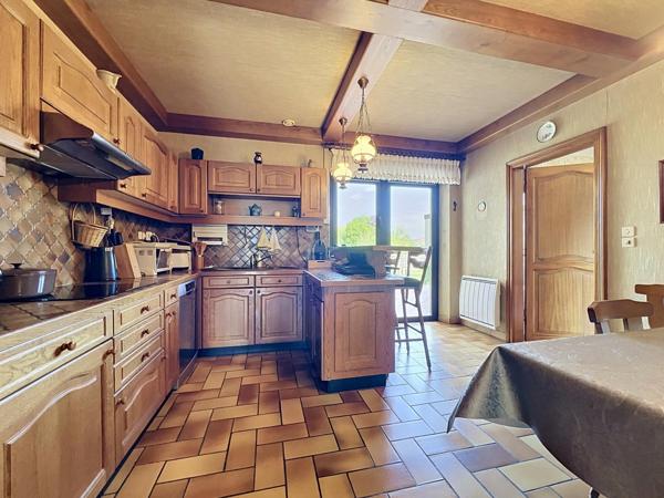 Maison individuelle de 208m2 avec 5 chambres, sous sol complet sur terrain de 1352m2