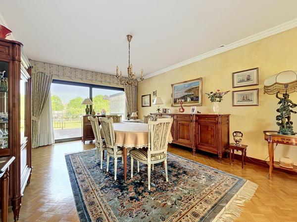 Maison individuelle de 208m2 avec 5 chambres, sous sol complet sur terrain de 1352m2