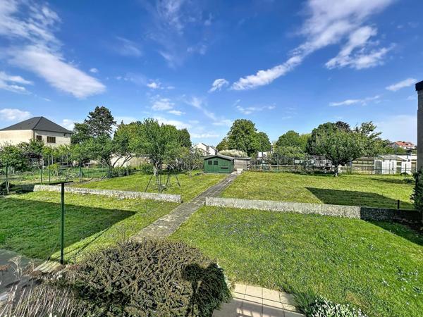 Maison individuelle de 208m2 avec 5 chambres, sous sol complet sur terrain de 1352m2