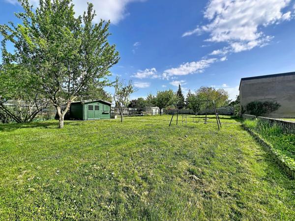 Maison individuelle de 208m2 avec 5 chambres, sous sol complet sur terrain de 1352m2