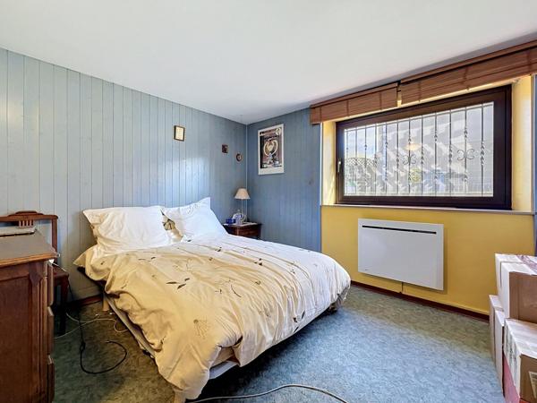 Maison individuelle de 208m2 avec 5 chambres, sous sol complet sur terrain de 1352m2