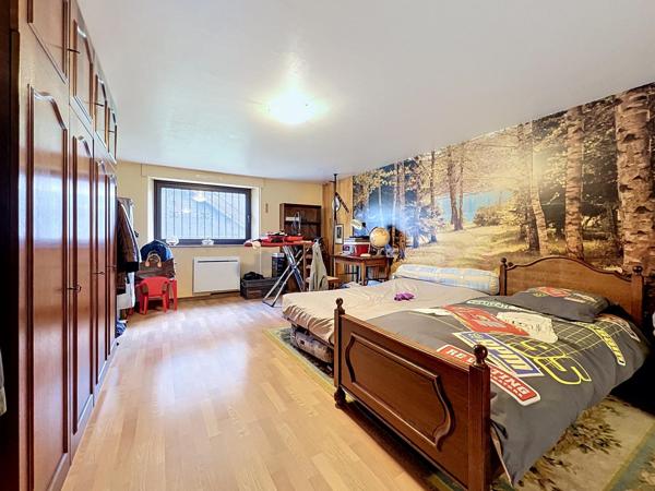 Maison individuelle de 208m2 avec 5 chambres, sous sol complet sur terrain de 1352m2