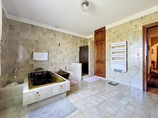 Maison individuelle de 208m2 avec 5 chambres, sous sol complet sur terrain de 1352m2