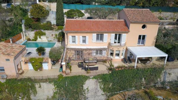 Mas provençal avec vue mer sur les hauteurs