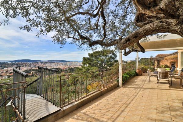 Mas provençal avec vue mer sur les hauteurs