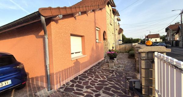 Belle Maison en Pierre ou de Caractère de 115 m² Rénovée avec Goût avec sa Cour sécurisée, Terrasse, Cave à vin, Grand Garage avec Porte motorisée et Terrain clos, arborés et Paysagers de 793 m²