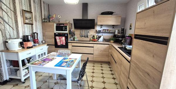 Belle Maison en Pierre ou de Caractère de 115 m² Rénovée avec Goût avec sa Cour sécurisée, Terrasse, Cave à vin, Grand Garage avec Porte motorisée et Terrain clos, arborés et Paysagers de 793 m²