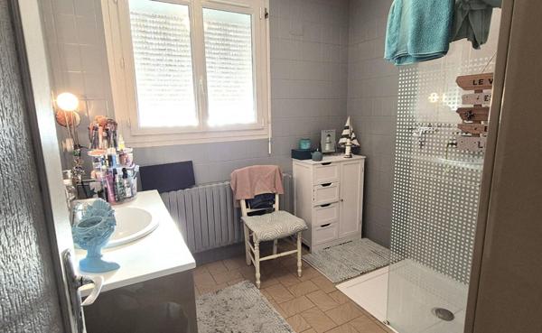 Belle Maison en Pierre ou de Caractère de 115 m² Rénovée avec Goût avec sa Cour sécurisée, Terrasse, Cave à vin, Grand Garage avec Porte motorisée et Terrain clos, arborés et Paysagers de 793 m²