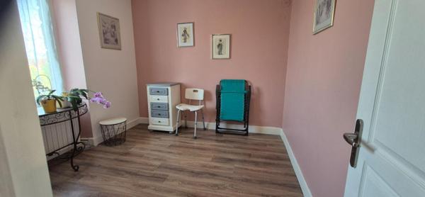 Belle Maison en Pierre ou de Caractère de 115 m² Rénovée avec Goût avec sa Cour sécurisée, Terrasse, Cave à vin, Grand Garage avec Porte motorisée et Terrain clos, arborés et Paysagers de 793 m²