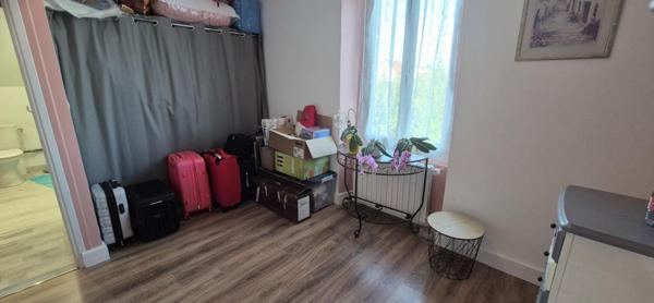 Belle Maison en Pierre ou de Caractère de 115 m² Rénovée avec Goût avec sa Cour sécurisée, Terrasse, Cave à vin, Grand Garage avec Porte motorisée et Terrain clos, arborés et Paysagers de 793 m²