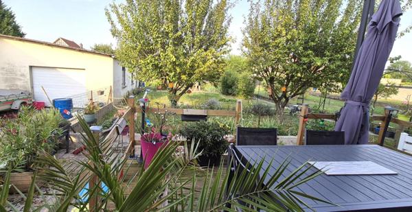 Belle Maison en Pierre ou de Caractère de 115 m² Rénovée avec Goût avec sa Cour sécurisée, Terrasse, Cave à vin, Grand Garage avec Porte motorisée et Terrain clos, arborés et Paysagers de 793 m²