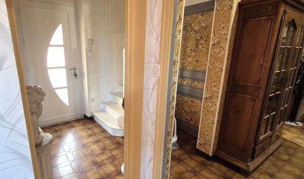 Belle Maison en Pierre ou de Caractère de 115 m² Rénovée avec Goût avec sa Cour sécurisée, Terrasse, Cave à vin, Grand Garage avec Porte motorisée et Terrain clos, arborés et Paysagers de 793 m²