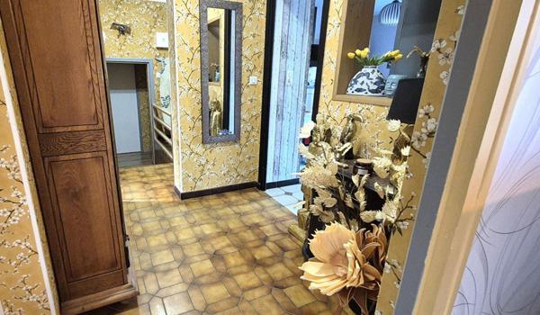 Belle Maison en Pierre ou de Caractère de 115 m² Rénovée avec Goût avec sa Cour sécurisée, Terrasse, Cave à vin, Grand Garage avec Porte motorisée et Terrain clos, arborés et Paysagers de 793 m²