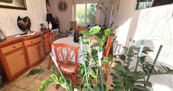 Belle Maison en Pierre ou de Caractère de 115 m² Rénovée avec Goût avec sa Cour sécurisée, Terrasse, Cave à vin, Grand Garage avec Porte motorisée et Terrain clos, arborés et Paysagers de 793 m²