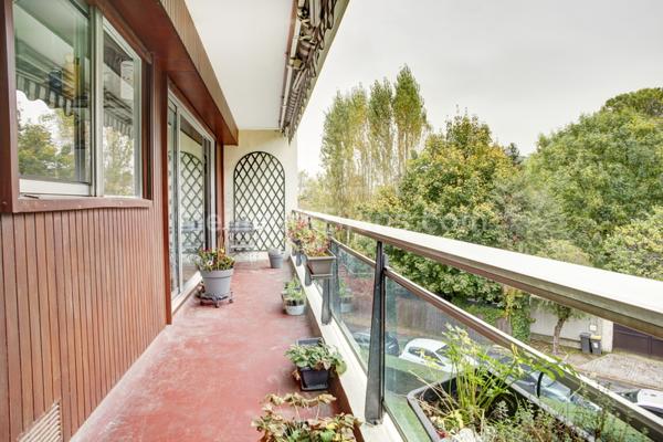 Calme et verdure pour cet appartement refait à neuf avec grand balcon