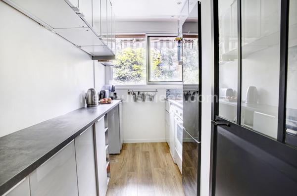 Calme et verdure pour cet appartement refait à neuf avec grand balcon