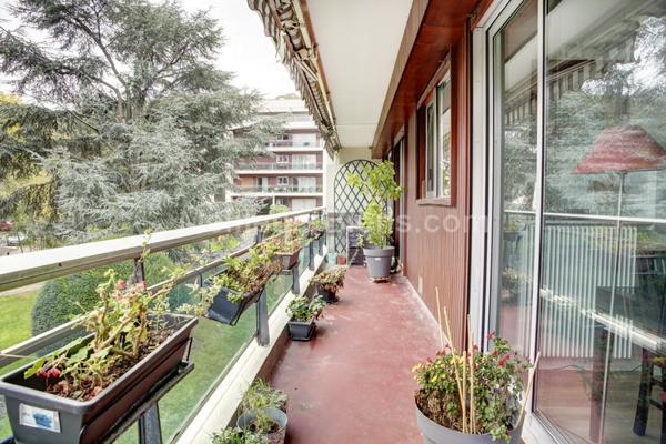 Calme et verdure pour cet appartement refait à neuf avec grand balcon