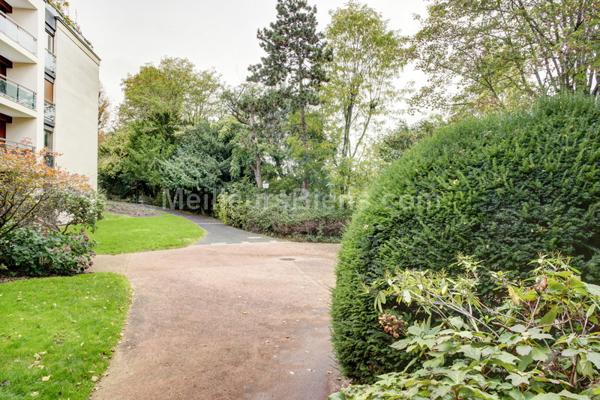 Calme et verdure pour cet appartement refait à neuf avec grand balcon
