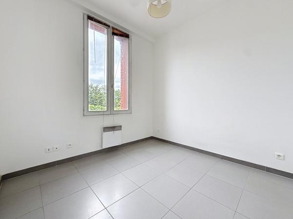 A vendre F3 de 44m2 avec 2 emplacements de parking à Le Petit Quevilly - LE PETIT QUEVILLY