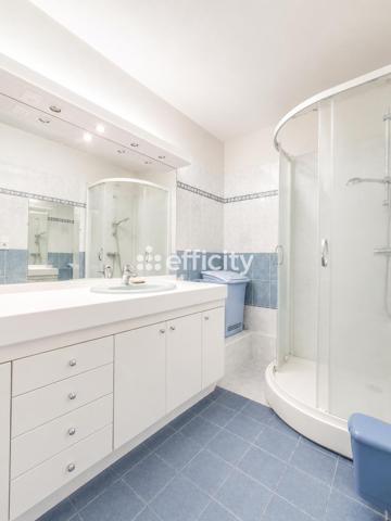 Appartement
         5 pièces
        - 83 m²