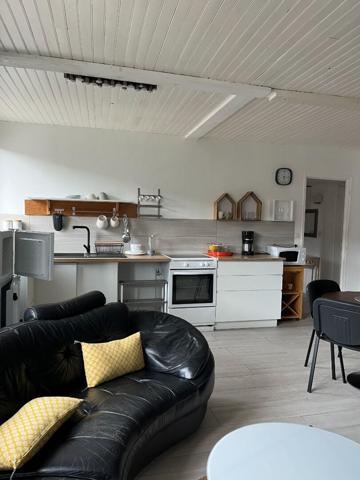 A LOUER APPARTEMENT MEUBLE DEUX CHAMBRES PROCHE CENTRE VILLE
