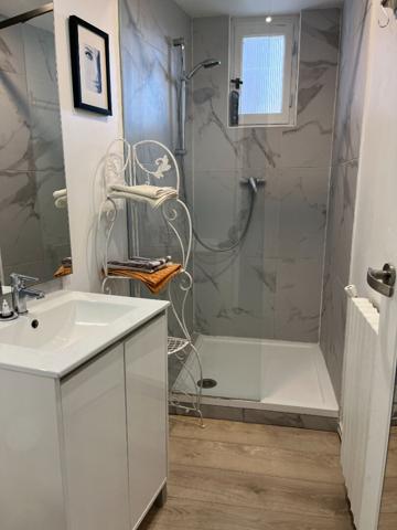 A LOUER APPARTEMENT MEUBLE DEUX CHAMBRES PROCHE CENTRE VILLE