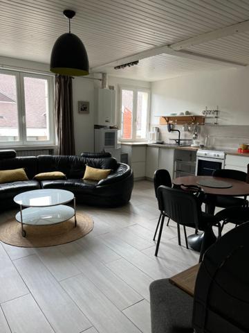 A LOUER APPARTEMENT MEUBLE DEUX CHAMBRES PROCHE CENTRE VILLE