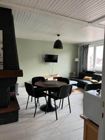 A LOUER APPARTEMENT MEUBLE DEUX CHAMBRES PROCHE CENTRE VILLE