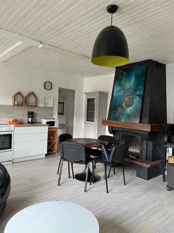 A LOUER APPARTEMENT MEUBLE DEUX CHAMBRES PROCHE CENTRE VILLE