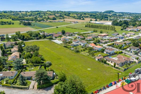 Terrain constructible à Sainte Livrade-sur-Lot 9 771 m²