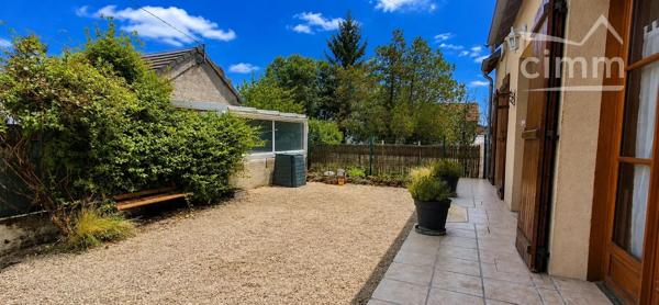 Nous vous proposons à la vente une maison fonctionnelle, au calme et à proximité immédiate de la Loire !