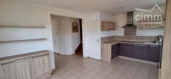 Nous vous proposons à la vente une maison fonctionnelle, au calme et à proximité immédiate de la Loire !