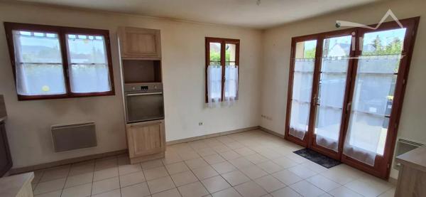 Nous vous proposons à la vente une maison fonctionnelle, au calme et à proximité immédiate de la Loire !