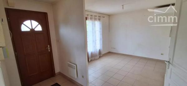 Nous vous proposons à la vente une maison fonctionnelle, au calme et à proximité immédiate de la Loire !