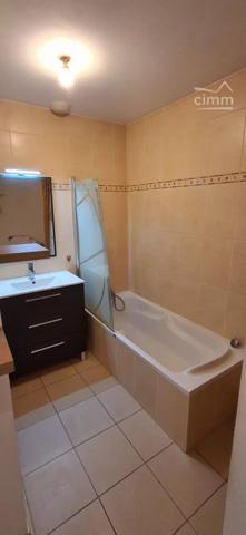 Nous vous proposons à la vente une maison fonctionnelle, au calme et à proximité immédiate de la Loire !