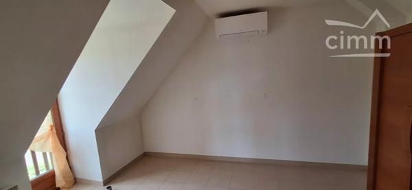 Nous vous proposons à la vente une maison fonctionnelle, au calme et à proximité immédiate de la Loire !