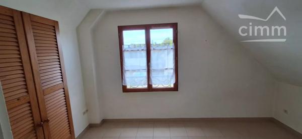Nous vous proposons à la vente une maison fonctionnelle, au calme et à proximité immédiate de la Loire !
