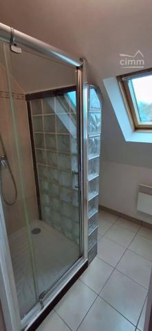 Nous vous proposons à la vente une maison fonctionnelle, au calme et à proximité immédiate de la Loire !