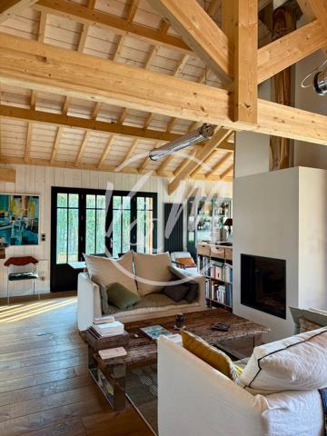 Superbe maison bois typique du Bassin de plain-pied offrant 3 chambres sur plus de 150m² (avec sa dépendance) , une ambiance exotique et un espace détente verdoyant sur une parcelle de plus de 780m² ANDERNOS PORT OSTREICOLE