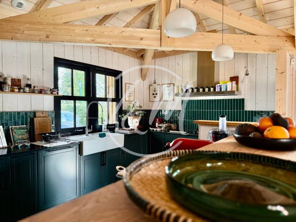 Superbe maison bois typique du Bassin de plain-pied offrant 3 chambres sur plus de 150m² (avec sa dépendance) , une ambiance exotique et un espace détente verdoyant sur une parcelle de plus de 780m² ANDERNOS PORT OSTREICOLE