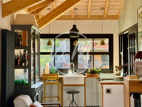 Superbe maison bois typique du Bassin de plain-pied offrant 3 chambres sur plus de 150m² (avec sa dépendance) , une ambiance exotique et un espace détente verdoyant sur une parcelle de plus de 780m² ANDERNOS PORT OSTREICOLE